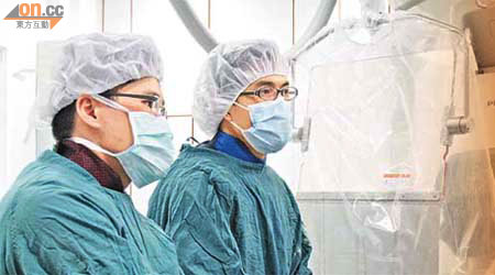 威院心胸外科部門引入即時監察系統，監察手術風險。圖為該院以往進行通波仔手術。