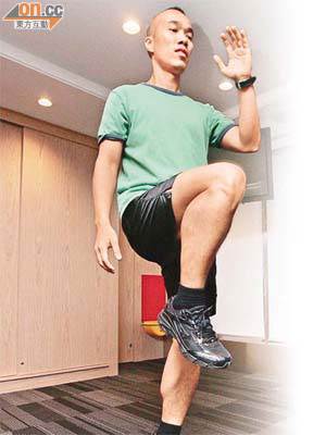 陳先生示範可強化腳踝肌肉及平衡力的單腳平衡訓練，預防重複性拗柴。