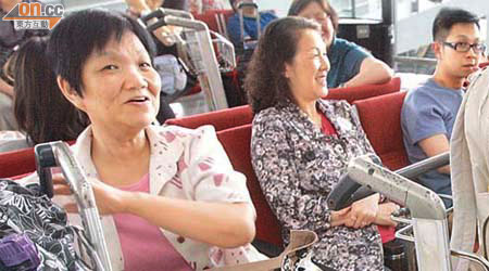 姓徐女乘客（左二）在候機室等候登機。	（林明強攝）