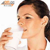 飲用含有鈣質的奶類飲品，亦可以預防骨質疏鬆。	（資料圖片）