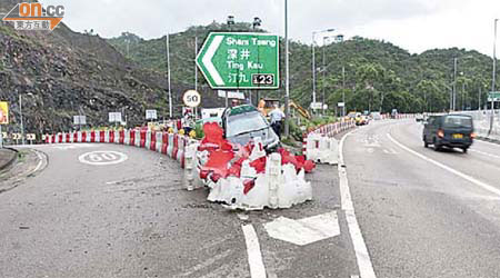 屯門公路重建工程，將行車線拉闊，令行車更暢順安全。