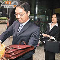 無綫法律部主管陳樹鴻（前）及其女同事擅自筆錄審訊內容，遭辯方揭發。	（梁耀榮攝）