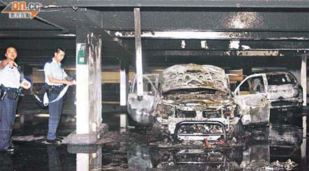 愛民邨停車場兩輛私家車被縱火焚毀，燒成廢鐵。