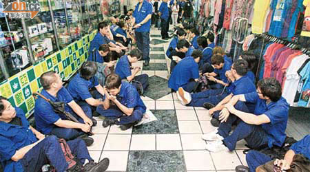 逾三百名富士達電梯維修技工不滿加薪幅度，一連兩日發起集體罷工。 （蘇文傑攝）