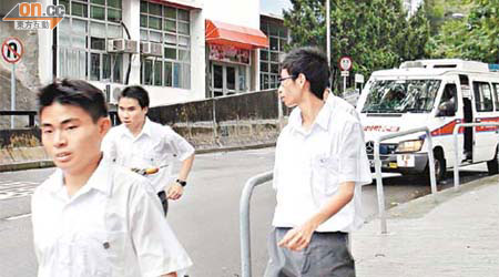 警方昨加強在錦石新村巡邏。	（蘇偉明攝）