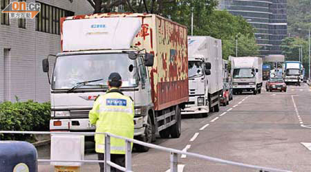 警方在王光亞及曾蔭權訪鄉議局時大規模封路，影響鄰近的物流公司貨車上落貨。