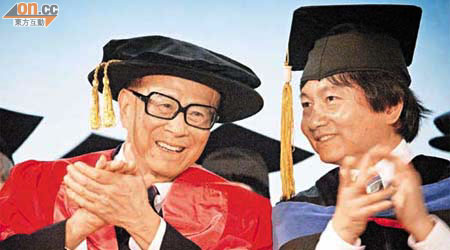 李嘉誠（左）與美國耶魯大學幹細胞研究中心主任林海帆教授（右）一起祝賀汕大畢業生。