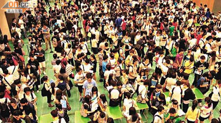 考生撲位潮四瀉，港大附屬學院九龍灣分校逼滿報讀副學位課程的人龍。