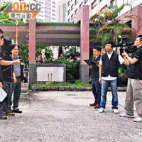 警方押同疑兇在廣華醫院急症室外進行拍攝。	（劉子文攝）