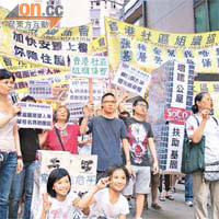 社區組織協會亦發動逾百人遊行，抗議政府漠視基層住屋問題。