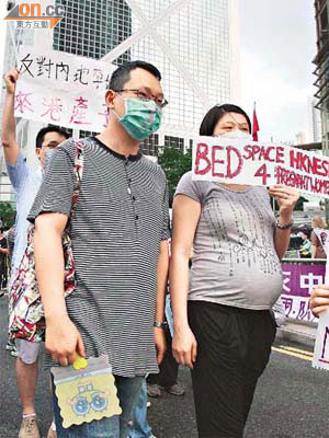 本港孕婦參加遊行抗議醫療當局處理分娩床位不力。	（鍾健國攝）
