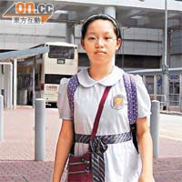 沐琳未能乘搭跨境直通校巴，需獨自上學。