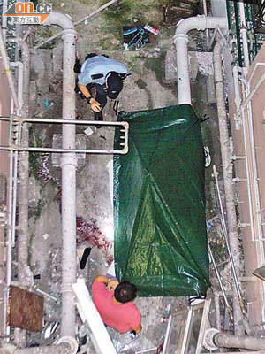警員以帳篷遮蓋墮樓男子屍體進行調查，旁為晾衫架。	（文健雄攝）