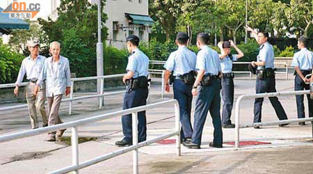 大批衝鋒隊警員昨到錦石新村搜查。	（羅慶輝攝）