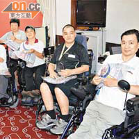 六名殘疾人士獲頒發「最積極會員獎」。	（何天成攝）