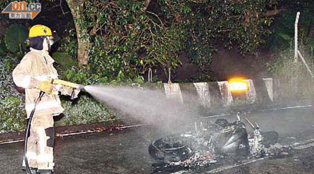 消防員向着火電單車射水。	（楊日權攝）