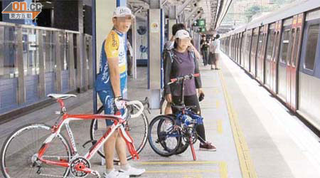 乘客攜帶單車進入月台甚至登車均未有職員干預。