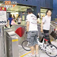 大圍站內經常有乘客攜帶不能摺合式單車入閘。	（讀者提供）