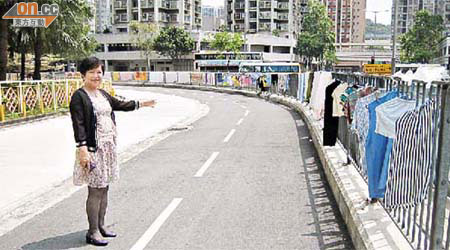 楊倩紅不滿路政署常以聯合行動作「擋箭牌」，拒絕即時處理違法晾曬事宜。