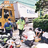 貨櫃車因司機昏迷向下溜至司徒拔道口及時被煞停，司機由救護員急救。