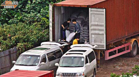 本報曾揭發在沙頭角公路，有車場工人將貨櫃內的貨物搬上七人車，走私到內地。