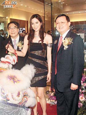 「千億新抱」徐子淇（中）去年為父親徐傳順（左）有份投資的「金至尊」澳門旗艦店主持開幕禮，右為黃英豪。	（資料圖片）　