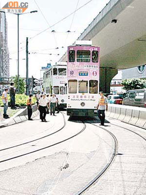 出軌電車在路面刮出兩道長長花痕。	（甄國亮攝）