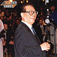 江澤民在任期間，曾到紐約出席聯合國大會會議，並抽空會見當地華僑和留學生。