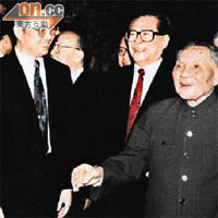 傳聞鄧小平早已「欽點」胡錦濤為中共第四代領導人，圖為九二年十月，鄧小平、江澤民與胡錦濤在十四大閉幕會上。
