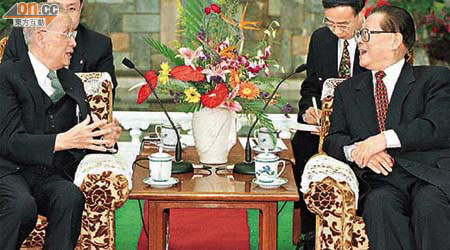 江澤民（右）於九八年在北京會見時任台灣海基會董事長辜振甫，討論兩岸關係。