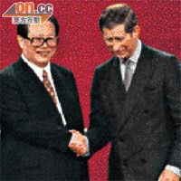 九七年六月三十日晚，江澤民（左）與英國王儲查理斯出席香港主權移交大典。
