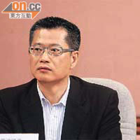 陳茂波（左）指事件顯示政府計算開支的思維有問題，右為主席黃宜弘。