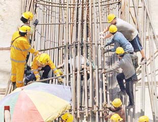 八噸鋼筋壓死兩工人