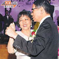 行政會議成員梁智鴻（右）挺直腰板，同太太跳番隻「慢四」助興。