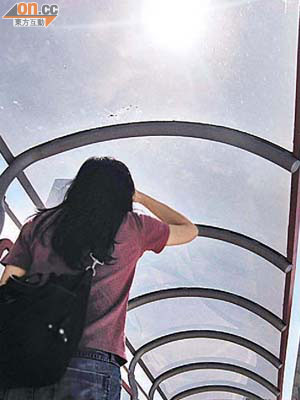 猛烈的陽光經透明蓋照射入巴士站，令候車市民隨時有中暑危機。