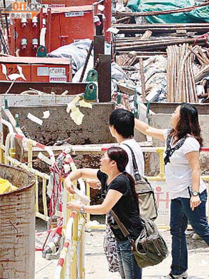 死者家屬昨返回現場拜祭。	（李子強攝）