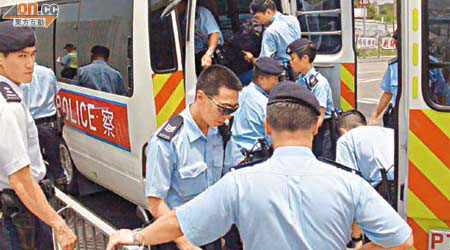 前「一哥」的兒子鄧智兆（圖左）與警員並無受傷。	（翁火攝）
