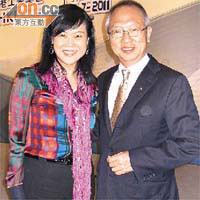 鍾志平（右）成為出爐工總主席，九巴金公主伍穎梅第一時間恭賀。