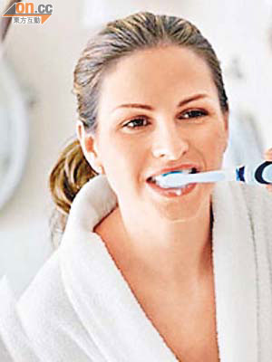 使用含氟的牙膏擦牙，可預防口臭。