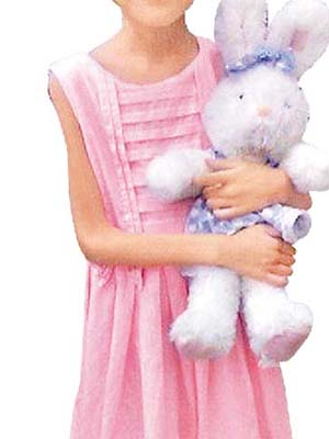 熱心居民為童童送上一褶粉紅色的長裙。	（互聯網）
