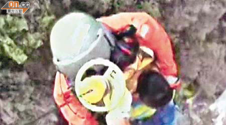 政府飛行服務隊將十一歲男童救上直升機。（香港政府飛行服務隊提供）