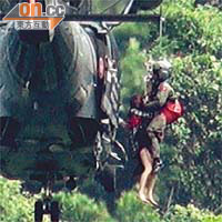 直升機將在石澗附近被困的另一行山女子救起。（香港政府飛行服務隊提供）