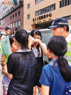 同行同學向警員提供資料，有女生受驚哭泣。