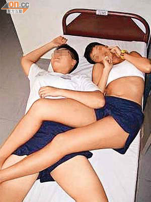 有人將女警生活點滴上網，包括與女同袍睡覺的合照。	（資料圖片）