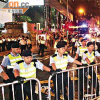 警方大肆封路迎抗準備上禮賓府的示威者，令鄰近交通一度癱瘓。