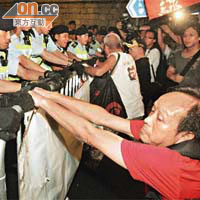 社民連成員與支持者行上禮賓府抗議，期間多次與警方推撞。	（袁志豪攝）