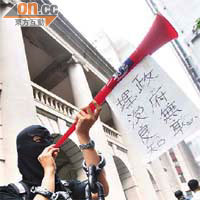 有示威者效法去年的反高鐵集會，帶喇叭示威。