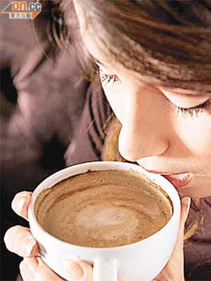 研究發現，熱咖啡的蒸氣可能將抗菌成分帶進鼻腔。