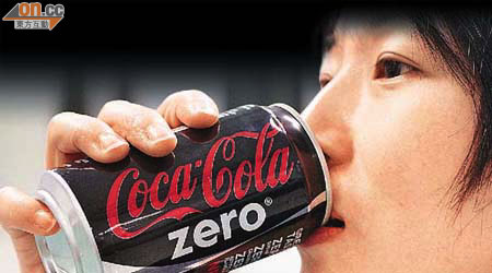 香港的可口可樂公司強調，所有飲料的防腐劑成分均符合本港及內地法例標準。	（陳德賢攝）
