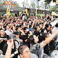 近千示威者齊向曾蔭權掟紙飛機，高呼「曾蔭權下台」。